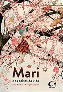capa do livro Mari e as coisas da vida com uma menina triste sentada em um galho de uma árvore