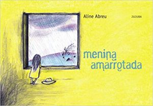 capa do livro Menina Amarrotada com menina de costas olhando por uma janela para o tempo chuvoso