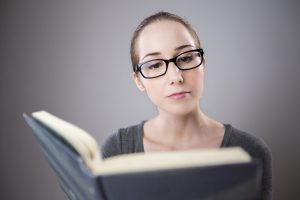 mulher lendo um livro