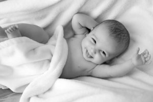 bebe feliz após uma boa noite de sono com a higiene de sono